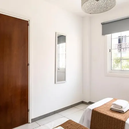 1-bed Flat, 5 Min Walk To Finikoudes
