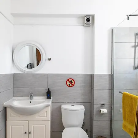1-bed Flat, 5 Min Walk To Finikoudes